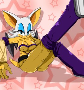 Rating: Questionable Score: 0 Tags: anthro bat big_breasts blue_eyes blush bottomwear breasts cleavage clothed clothing digital_media_(artwork) e621 female fully_clothed gloves hair handwear looking_at_viewer mammal membrane_(anatomy) membranous_wings nipple_outline pants rouge_the_bat sega smile solo sonic_the_hedgehog_(series) sssonic2 tail white_hair wings User: bunchy7s